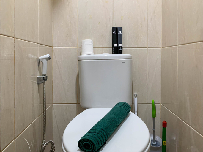 Bathroom 3, Homey and Compact Studio Apartment Osaka Riverview PIK 2 By Travelio, Tangerang