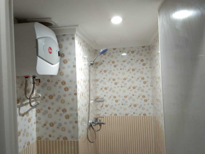 Bathroom 5, Studio 24 Apartment Jardin Cihampelas by Kanaya, Bandung