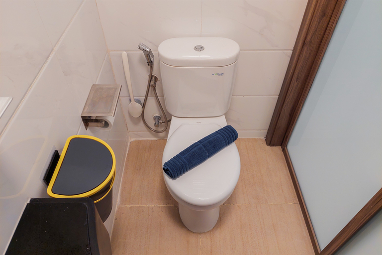 Bathroom 2, Cozy Design and Strategic Studio at Sky House BSD Apartment By Travelio, Tangerang