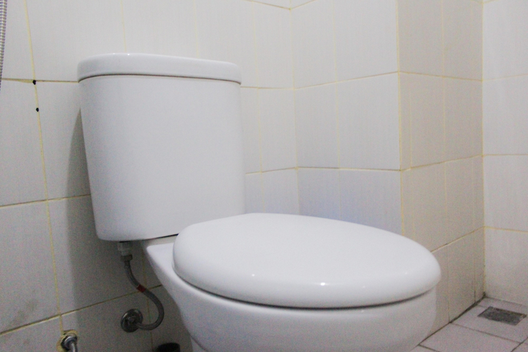 Bathroom 5, Functional and Minimalist 2BR Apartment at Ayodhya Residence Tangerang By Travelio, Tangerang