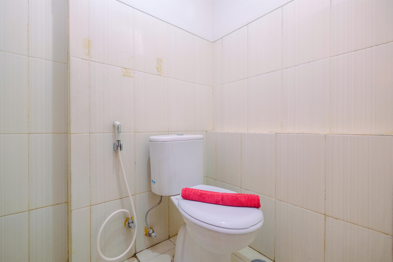 Bathroom 5, Comfortable and Stylish Studio Green Lake View Apartment By Travelio, Tangerang Selatan