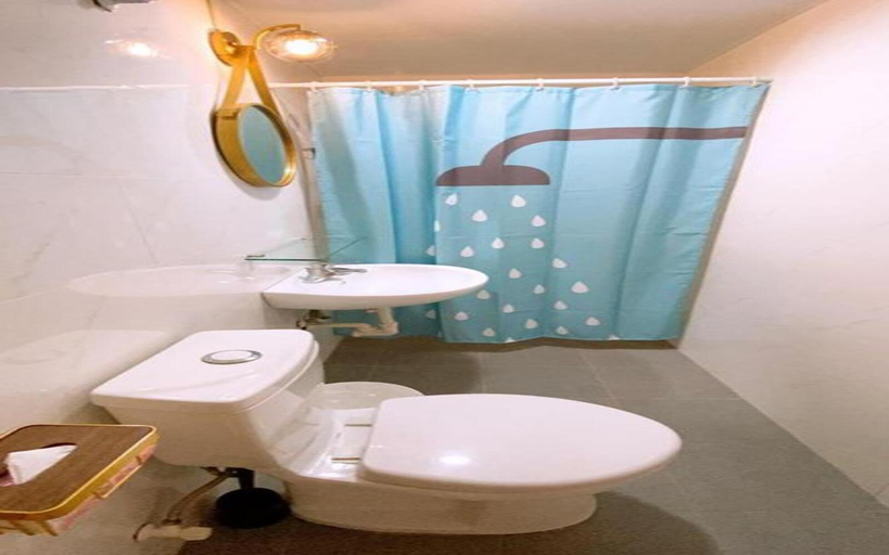 Bathroom 4, Funky Song, Tainan