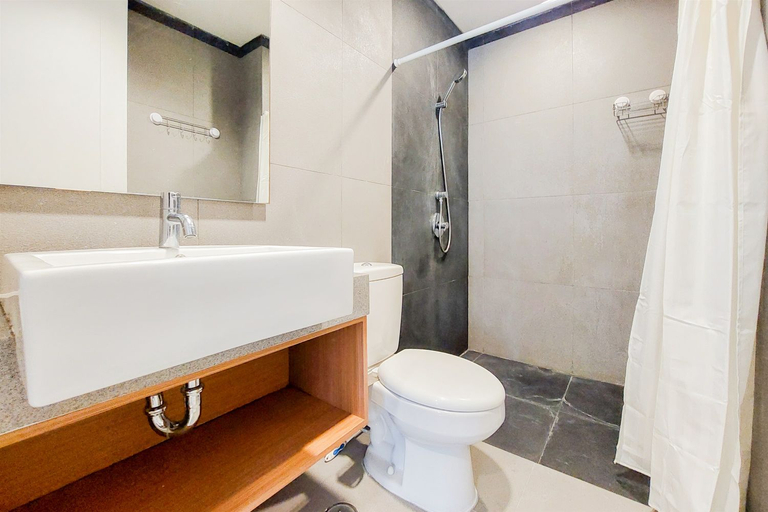 Bathroom 5, Elegant and Spacious 2BR at Paddington Heights Apartment By Travelio, Tangerang