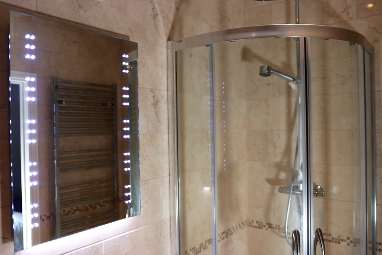 Bathroom 4, Tollemache Arms, Leicestershire