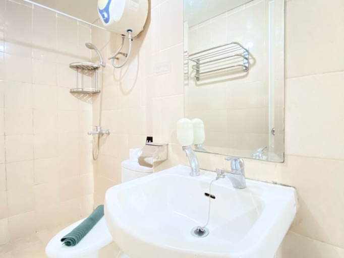 Bathroom 5, Luxurious 3BR at Apartment Parahyangan Residence By Travelio, Bandung