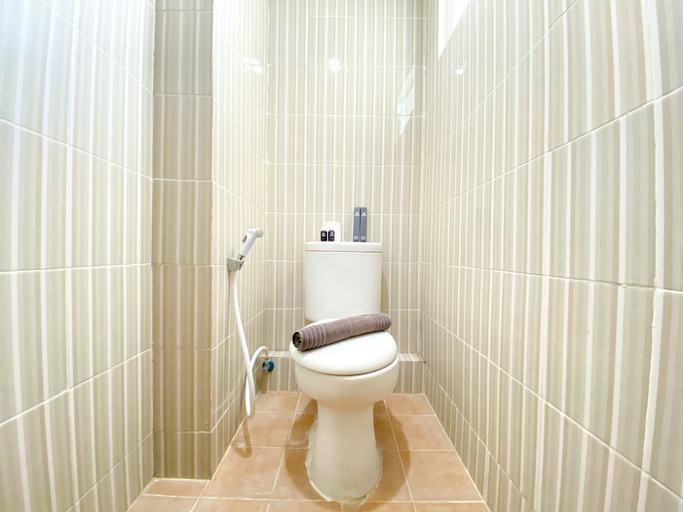 Bathroom 5, Spacious 2BR at 7th Floor Cinere Resort Apartment By Travelio, Depok