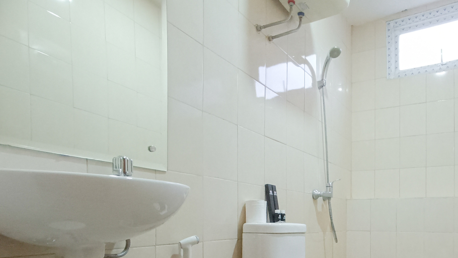 Bathroom 5, Comfortable and Tidy 2BR at Vida View Apartment By Travelio, Makassar