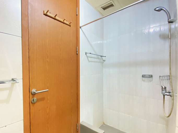 Bathroom 3, Warm and Cozy Studio at Dago Suites Apartment By Travelio, Bandung