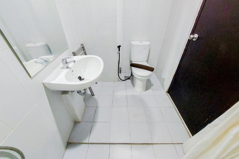 Bathroom 5, Warm and Homey Studio Room Casa de Parco Apartment By Travelio, Tangerang
