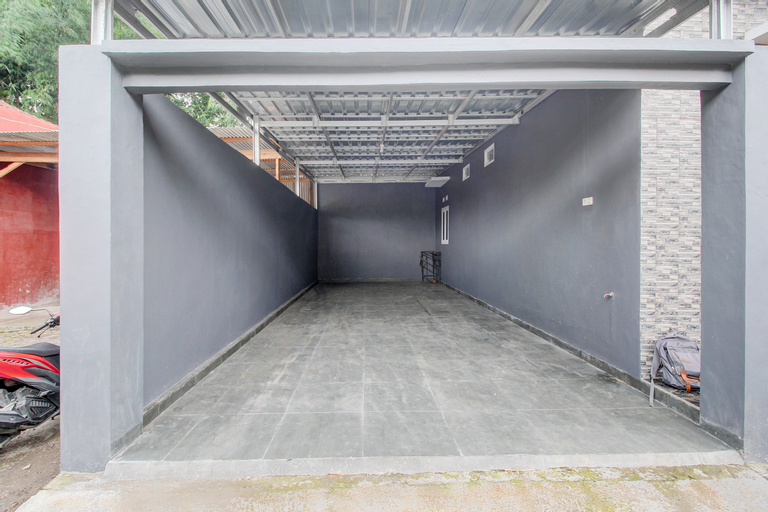 Exterior & Views 2, SPOT ON 92118 Alif House Syariah 2, Kediri