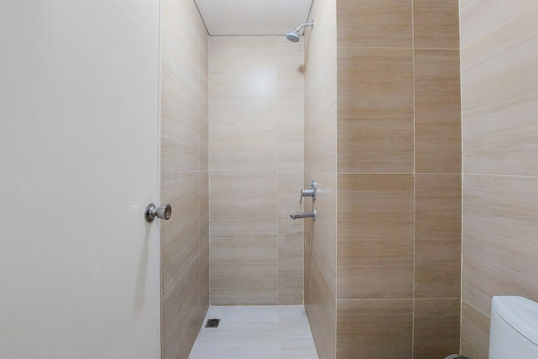 Bathroom 5, Comfy Studio Silk Town Apartment near Alam Sutera By Travelio, Tangerang