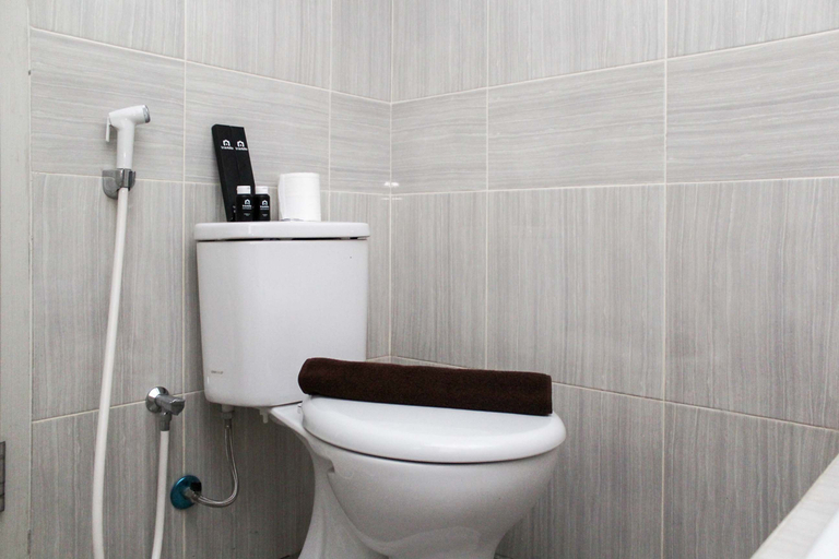 Bathroom 5, Cozy Stay at 1BR Vasanta Innopark Apartment By Travelio, Cikarang