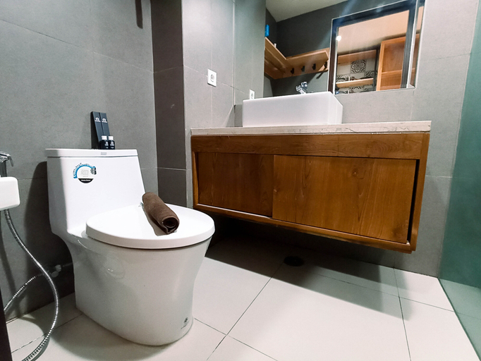 Bathroom 3, Best Modern Studio at Patraland Amarta Apartment By Travelio, Sleman