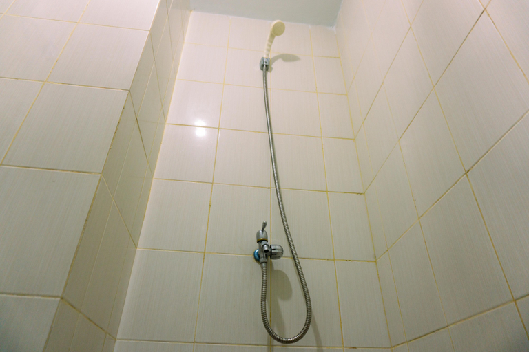 Bathroom 5, Simply and Good Studio at Ayodhya Residence Tangerang Apartment By Travelio, Tangerang