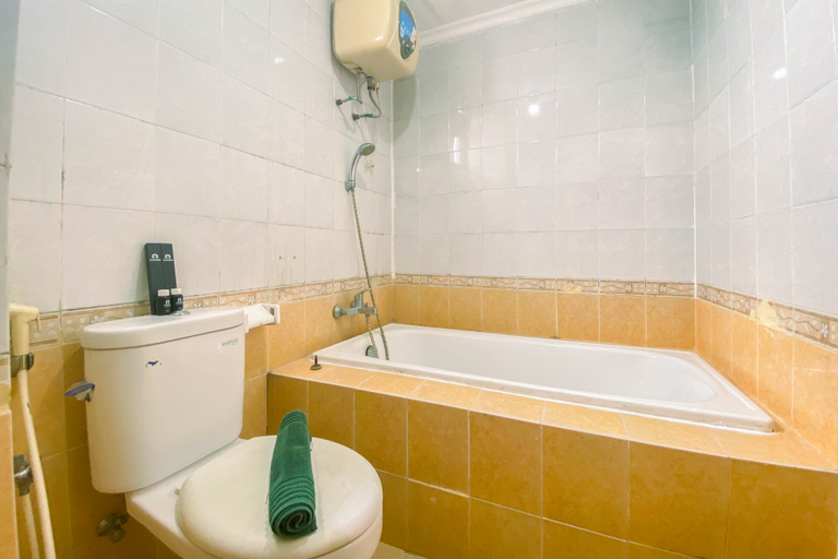 Bathroom 5, Relaxing 2BR at Grand Palace Kemayoran Apartment By Travelio, Central Jakarta