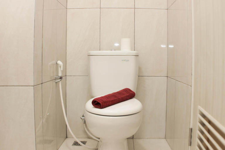 Bathroom 5, Comfort 2BR at Grand Kamala Lagoon Apartment By Travelio, Bekasi
