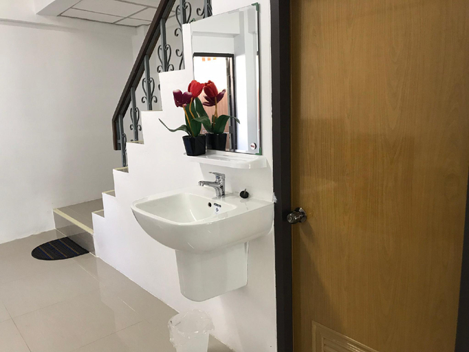Bathroom 2, a big house, near Samet ferry pier, Muang Rayong