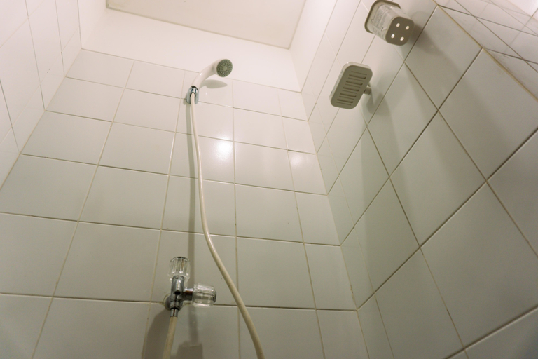 Bathroom 5, Cozy Stay Studio Apartment at Eco Home Residence By Travelio, Tangerang