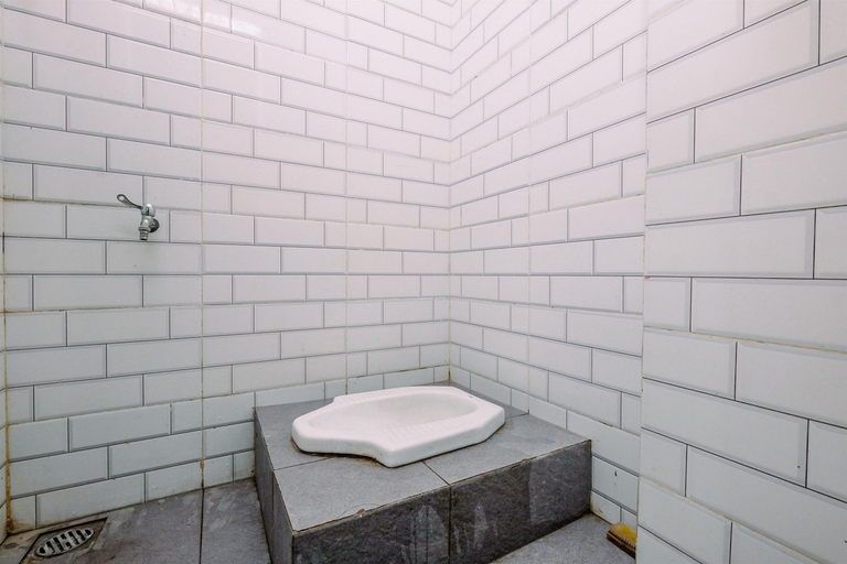 Bathroom 4, Cozy Studio for 1 Pax at Banyo Raya A25 Guesthouse By Travelio, Jakarta Utara