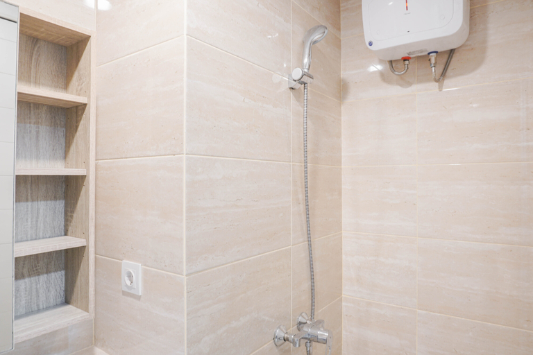 Bathroom 5, Nice and Cozy Studio Apartment at Springwood Residence By Travelio, Tangerang