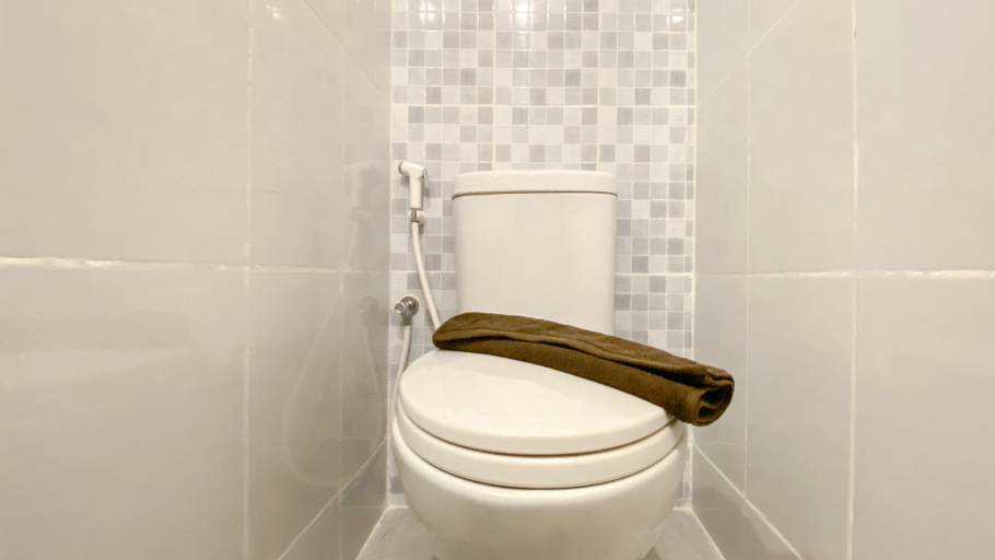 Bathroom 5, Best Modern Studio at Tokyo Riverside PIK 2 Apartment By Travelio, Tangerang