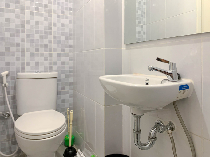 Bathroom 5, Homey Studio at 20th Floor Tokyo Riverside PIK 2 Apartment By Travelio, Tangerang