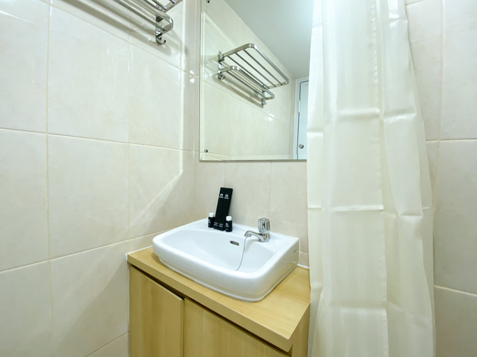 Bathroom 3, Fancy and Simply Studio Room at Springlake Summarecon Bekasi Apartment By Travelio, Bekasi