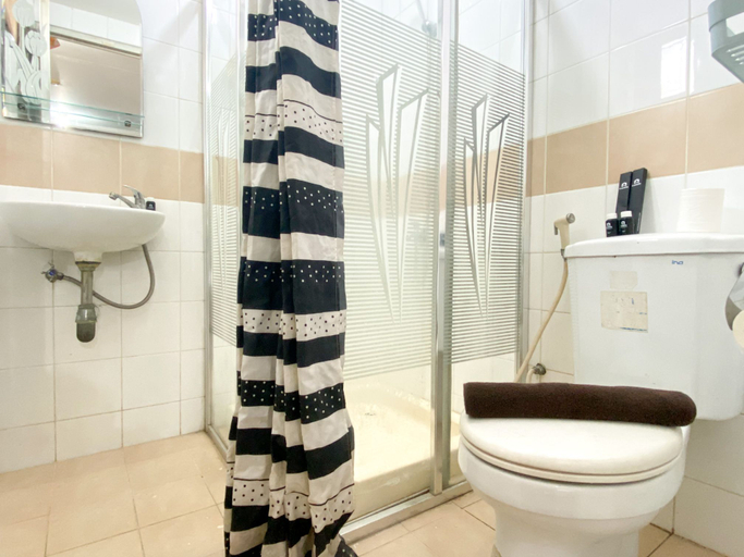 Bathroom 5, Cozy Studio (No Kitchen) at 1st Floor Metropark Condominium Jababeka Apartment By Travelio, Cikarang