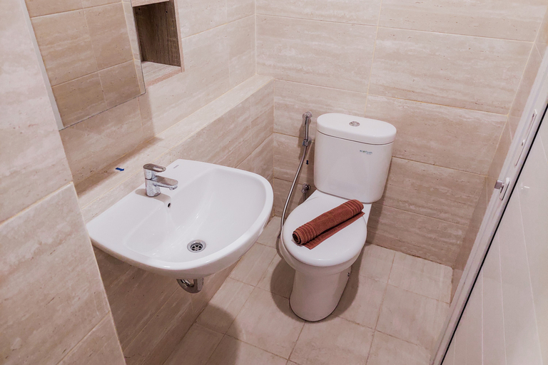 Bathroom 5, Homey Studio Apartment Springwood Residence By Travelio, Tangerang