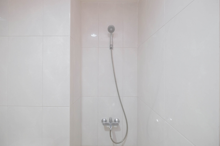 Bathroom 1, Minimalist and Comfortable Studio at Evenciio Margonda Apartment By Travelio, Depok