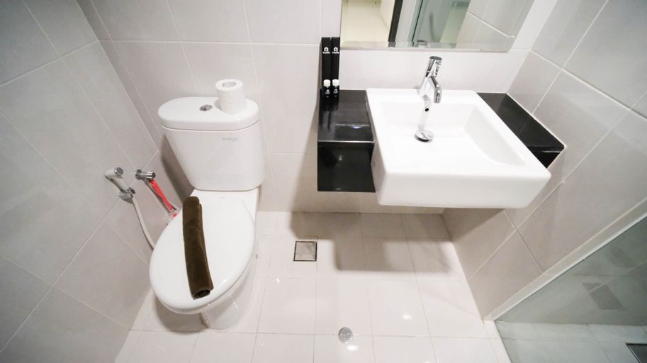 Bathroom 5, Best Location and Comfy 1BR at Praxis Apartment By Travelio, Surabaya