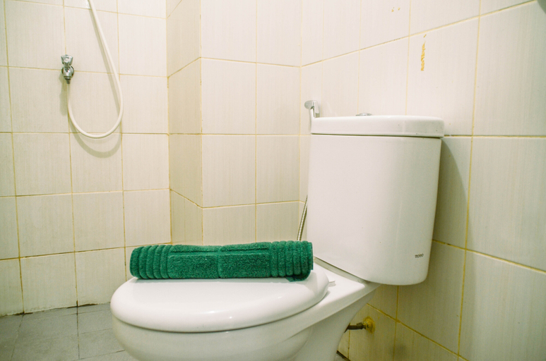Bathroom 5, Solace 2BR Apartment at Ayodhya Residence Tangerang By Travelio, Tangerang