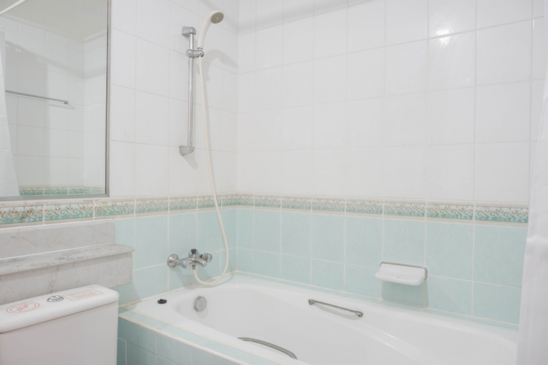 Bathroom 5, Warm and Spacious 1BR at Casablanca Apartment By Travelio, Jakarta Selatan