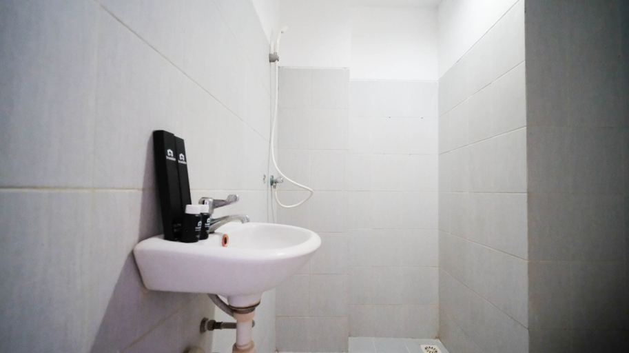Bathroom 5, Homey Studio Apartment at Dian Regency By Travelio, Surabaya