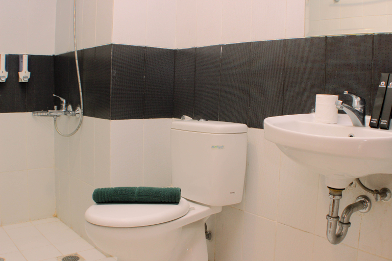 Bathroom 5, Comfortable and Modern 2BR at Cinere Bellevue Suites Apartment By Travelio, Depok