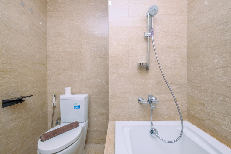 Bathroom 5, Elegant and Comfy 2BR at Menteng Park Apartment By Travelio, Jakarta Pusat