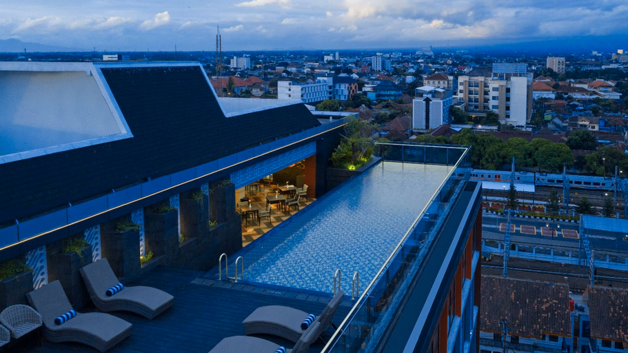 Exterior & Views 17