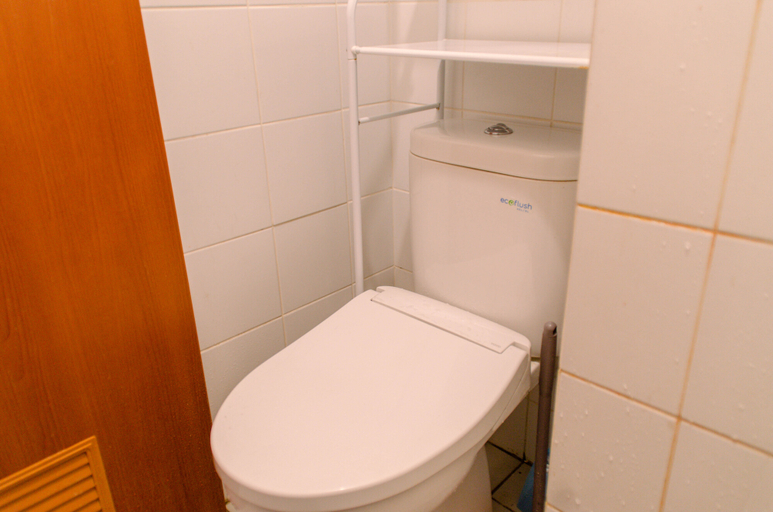 Bathroom 5, Warm and Cozy Studio Apartment at Eco Home Residence By Travelio, Tangerang