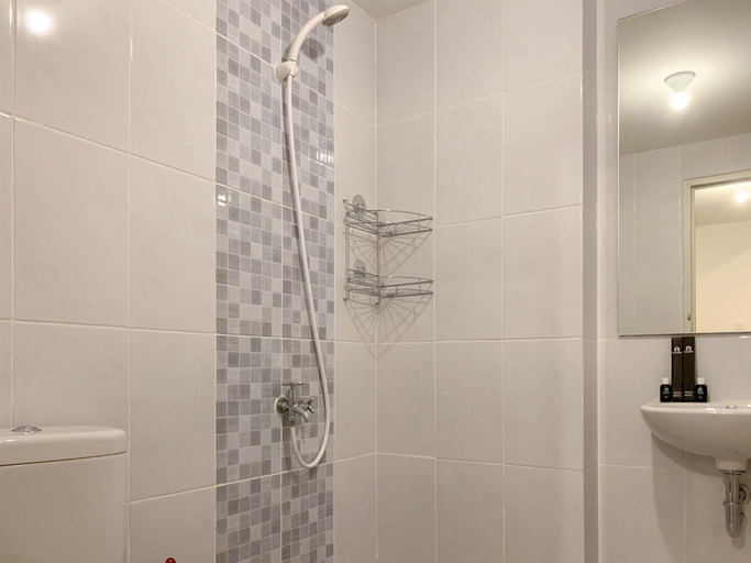 Bathroom 5, Homey and Functional 2BR Tokyo Riverside PIK 2 Apartment By Travelio, Tangerang
