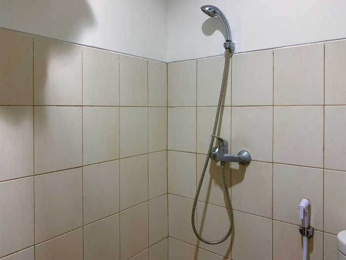 Bathroom 5, Nice and Comfort 2BR Apartment at Aspen Residence By Travelio, South Jakarta