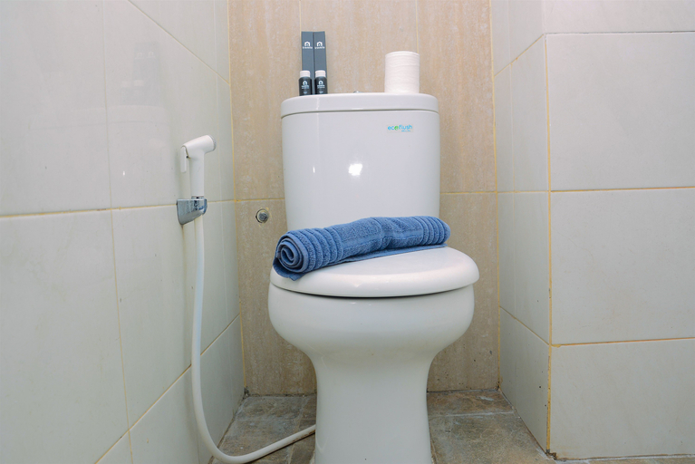 Bathroom 5, Modern and Comfy Studio at Grand Dhika City Apartment By Travelio, Bekasi