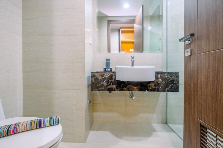 Bathroom 5, Brand New and Comfort Studio Apartment at Arandra Residence By Travelio, Jakarta Pusat