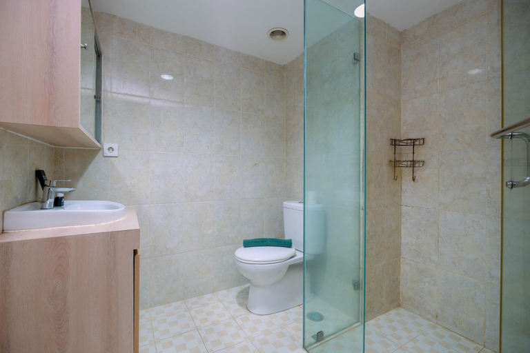 Bathroom 5, Nice Living Studio at 8th Floor Tamansari The Hive Apartment By Travelio, East Jakarta