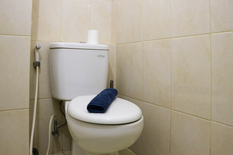 Bathroom, Nice and Cozy Studio Room at Springlake Summarecon Bekasi Apartment By Travelio, Bekasi
