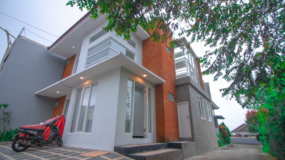 Exterior & Views, Villa Evergreen | Private Pool and Karaoke, Malang