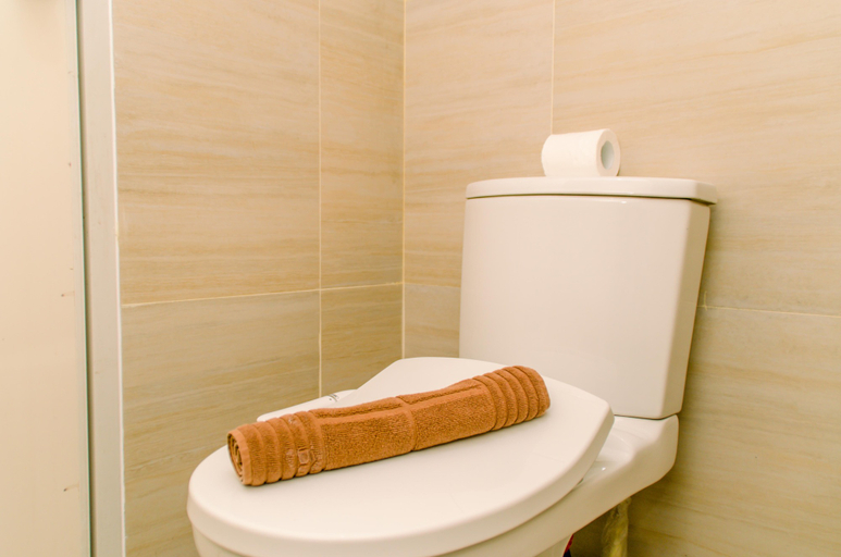 Bathroom 5, Homey and Warm Studio at Silk Town Apartment By Travelio, Tangerang