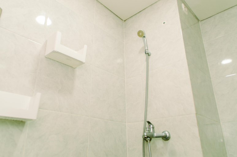 Bathroom 5, Comfort and Homey Studio at Parkland Avenue Apartment By Travelio, Tangerang Selatan