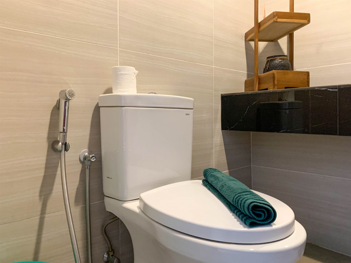 Bathroom 2, Cozy Studio at West Vista Apartment By Travelio, Jakarta Barat