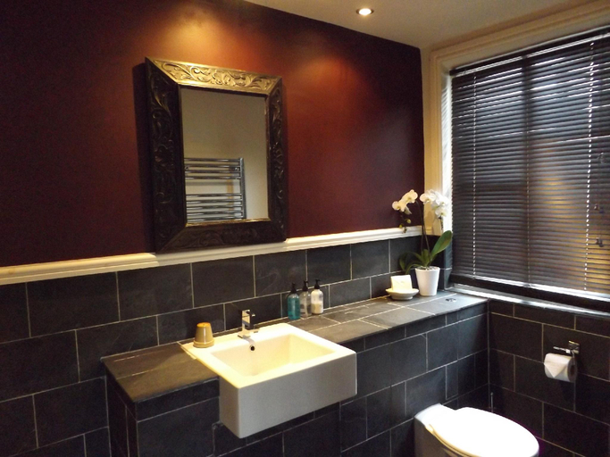 Bathroom 2, The Red Lion, Devon