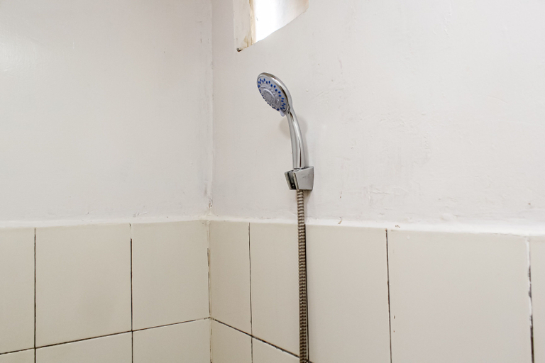 Bathroom 5, Nice and Comfy Green Pramuka City Studio Apartment By Travelio, Jakarta Pusat